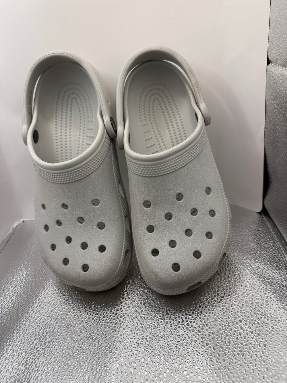 CROCS ClASSIC CLOGS - LIGHT GREY/CONCRETE ITEM IS UNISEX SIZE 7 - Picture 2 of 12
